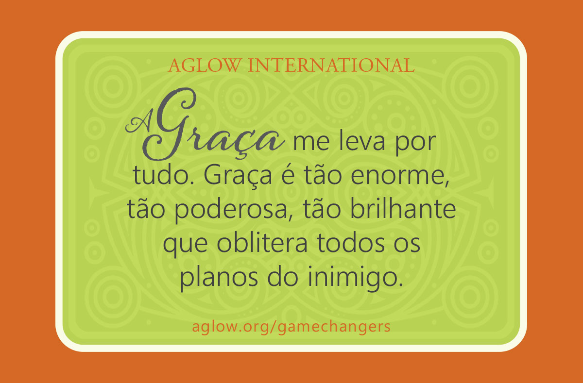 Graça me leva por tudo. A Graça é tão enorme, tão poderosa, tão brilhante que oblitera todos os planos do inimigo.