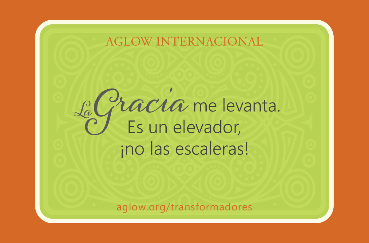 La gracia me levanta. Es un elevador, ¡no las escaleras!